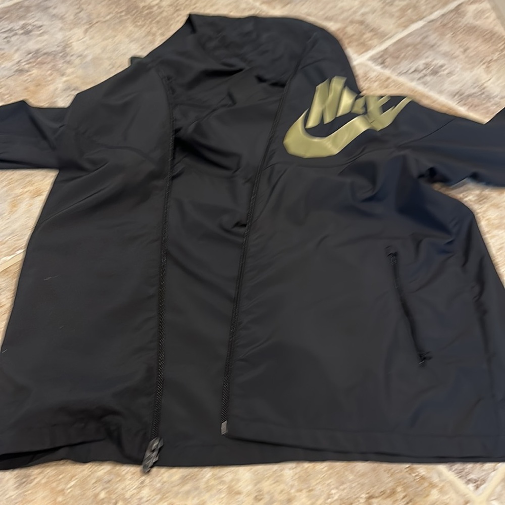 ✅Nike youth XL windbreaker. Full zip. 2zippered side pockets. Hood. Black w gold